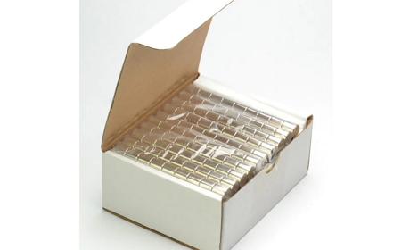 一個常規(guī)燒結釹鐵硼包裝圖片，釹鐵硼磁鋼產(chǎn)品包在塑料袋內(nèi)，裝在小白盒子中